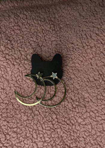 Altın Renkli Ay ve Yıldız Detaylı Küpeler - Görsel 2