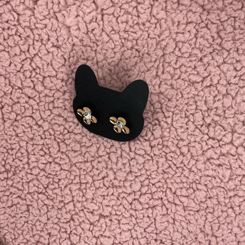 Altın Renkli Mini İşlemeli Küçük Küpe - Görsel 3