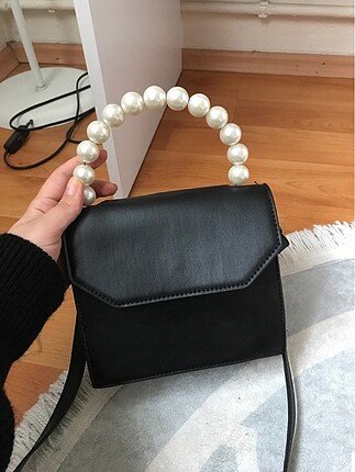 Siyah inci saplı ve askılı el çantası