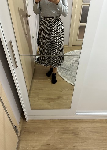 Mango pileli saten 
etek - Görsel 3