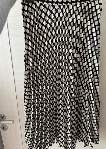 Mango pileli saten 
etek - Görsel 4