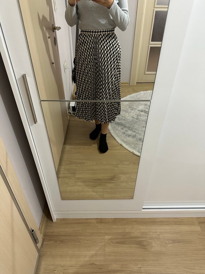 Mango pileli saten 
etek - Görsel 3