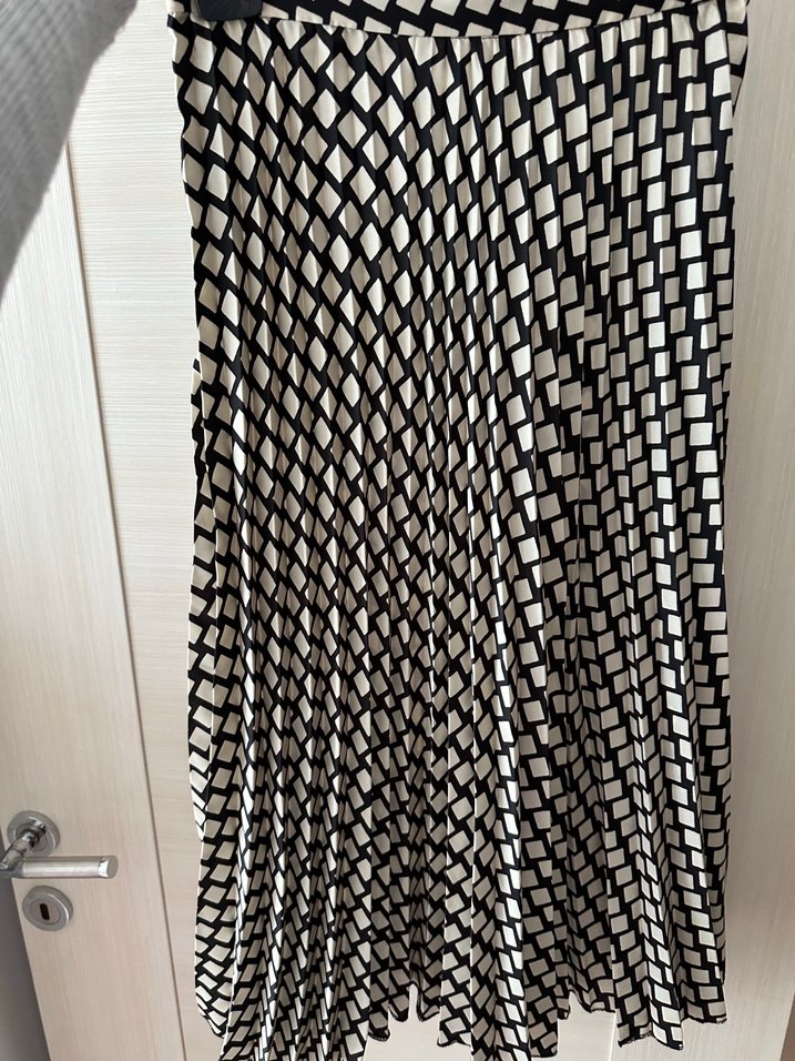 Mango pileli saten 
etek - Görsel 4