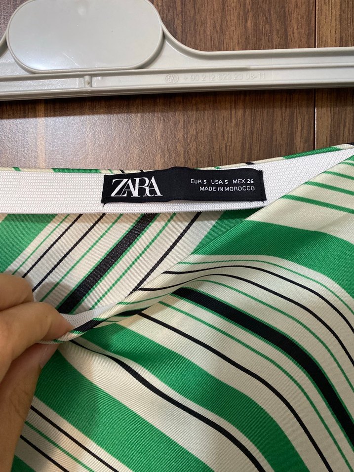 Zara Yeşil Çizgili Saten Uzun Etek - Görsel 2