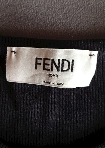 l Beden Fendi Siyah crop tişört güncel fiyat 24.450 TL.