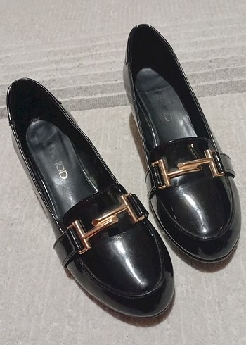 Siyah Rugan Tokalı Klasik Topuklu Kadın Ayakkabı - Görsel 4