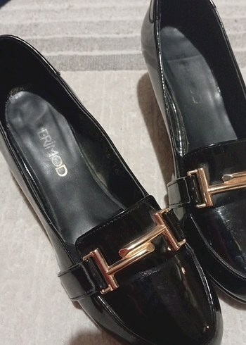 Siyah Rugan Tokalı Klasik Topuklu Kadın Ayakkabı - Görsel 3