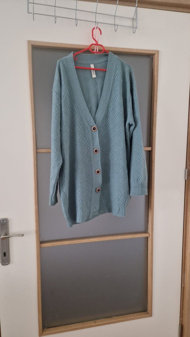 Düğmeli mint yeşili hırka sadece en alt düğmesi eksik - Görsel 2