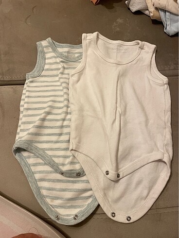 Çocuk body mavi olan 12 ay hellobaby beyaz olan 9-12ay markası d