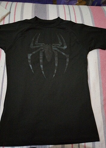 m Beden T shirt üste yapışan