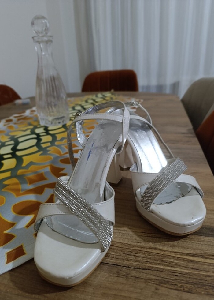 Beyaz topuklu ayakkabı  - Görsel 2