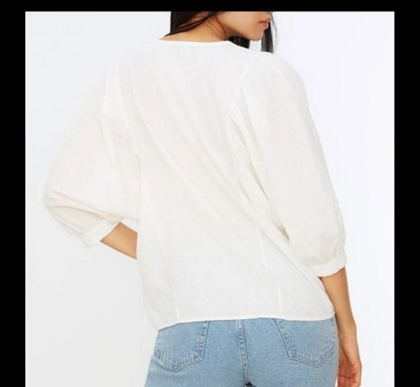 Kadın Beyaz Keten V Yaka Düğmeli Gömlek - Görsel 4