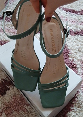 Kadın Yeşil Tokalı İnce Topuklu Ayakkabı - Görsel 4