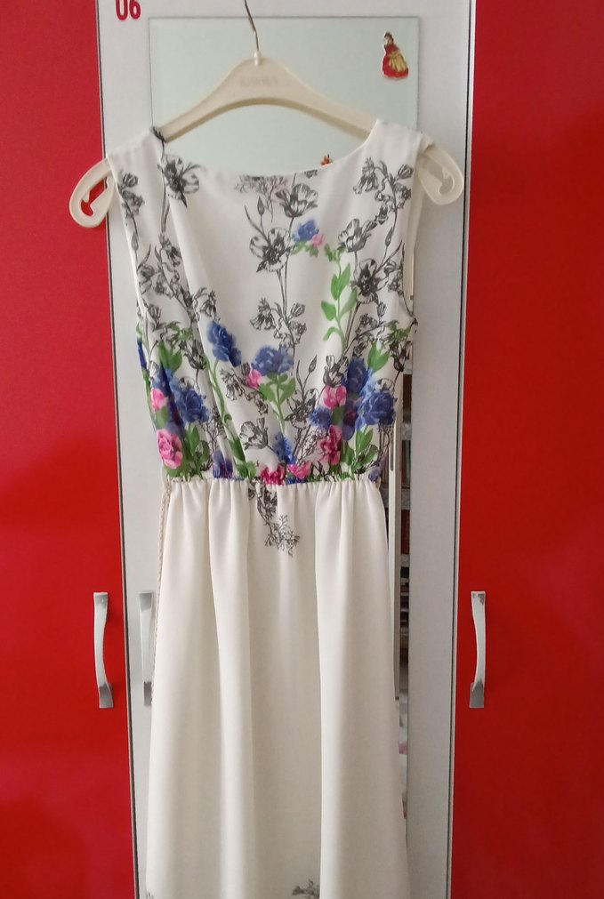 Çiçek Desenli Beyaz Uzun Elbise 
Beyaz uzun Elbise 
#kadıngiyim~ - Görsel 2