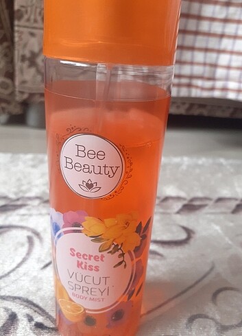 Bee Beauty Bee beauty secret Kiss vücut spreyi 