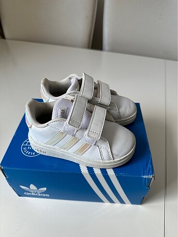 22 Beden Adidas çocuk ayakkabı