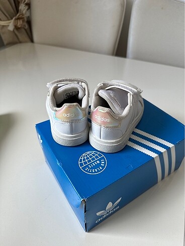 22 Beden beyaz Renk Adidas çocuk ayakkabı
