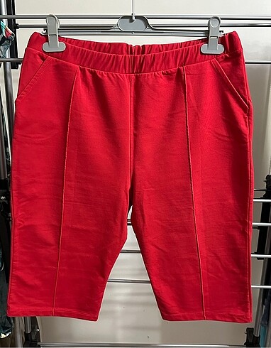 Kırmızı cepli kapri pantolon