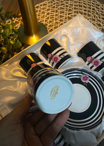 Çiçek Desenli Siyah Porselen Fincan Takımı - Görsel 3