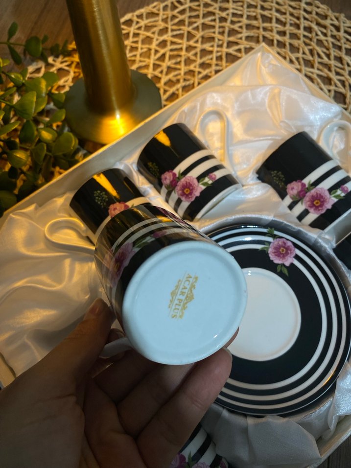 Çiçek Desenli Siyah Porselen Fincan Takımı - Görsel 3