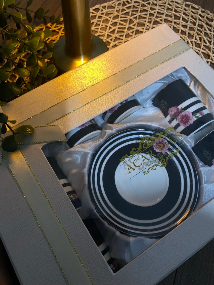 Çiçek Desenli Siyah Porselen Fincan Takımı - Görsel 4