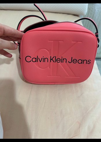 Calvin Klein Pembe Fermuarlı Kadın Çapraz Çanta
