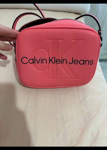 Calvin Klein Calvin Klein Pembe Fermuarlı Kadın Çapraz Çanta