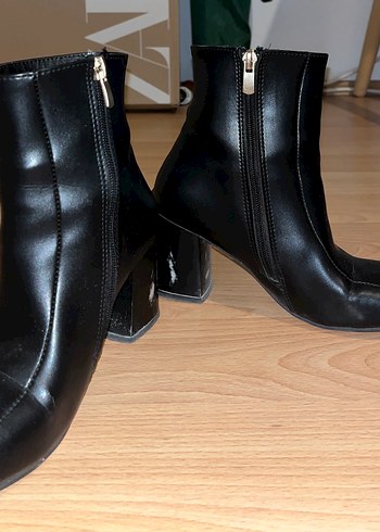 Siyah Deri Topuklu Kadın Bot - Görsel 3