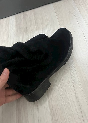 Siyah Kürklü Kadın Günlük Bot - Görsel 4
