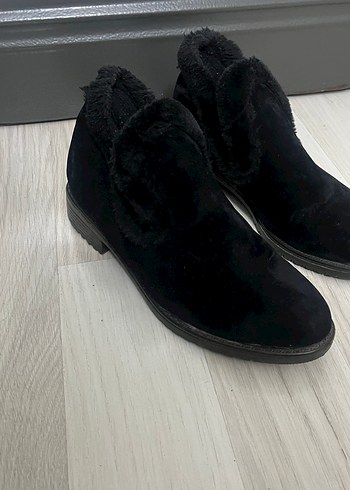 Siyah Kürklü Kadın Günlük Bot - Görsel 3