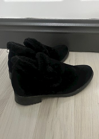 Siyah Kürklü Kadın Günlük Bot - Görsel 2