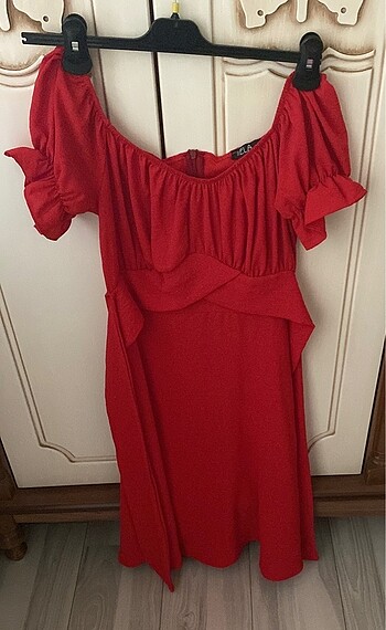 Kırmızı renk midi boy elbise