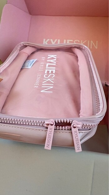 Kylie Cosmetics Kylie Makyaj Çantası