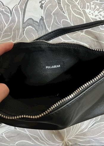 Pull and Bear Pull Bear Siyah Deri Gorunumlu Fermuarli Canta