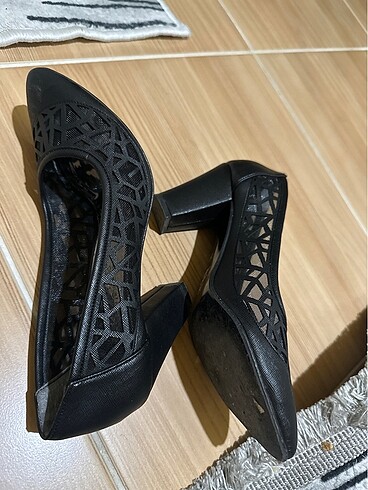 Siyah topuklu ayakkabı - Görsel 3