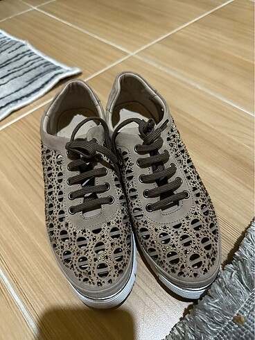 Pul işlemeli spor ayakkabı - Görsel 2