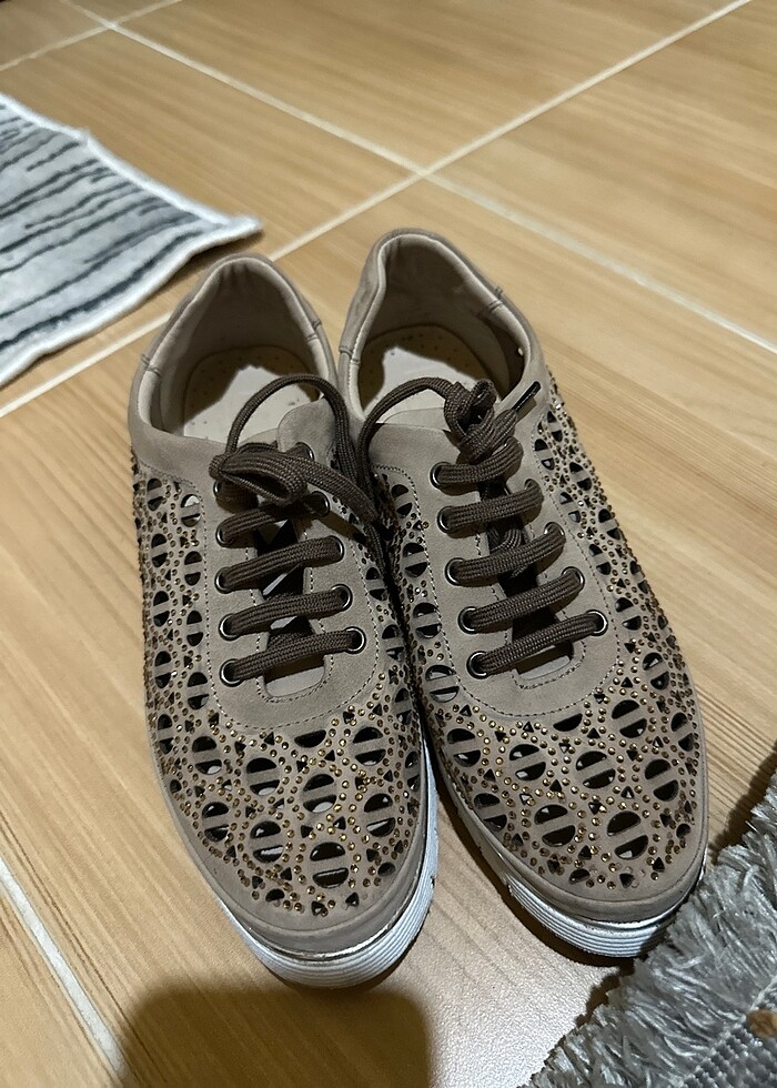 Pul işlemeli spor ayakkabı - Görsel 2