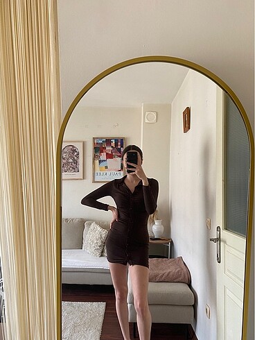 kahverengi düğmeli elbise