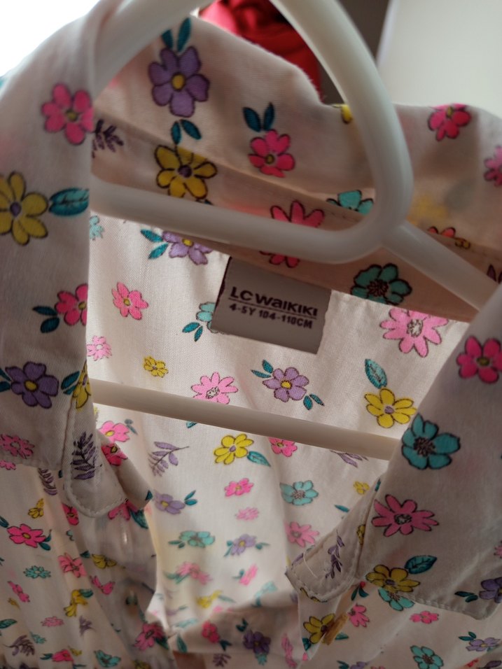 Çiçekli Düğmeli Kız Elbisesi - Görsel 3