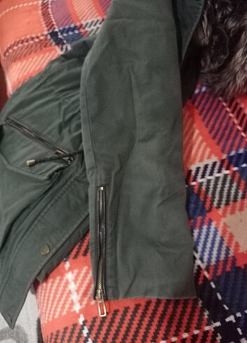 Koyu yeşil parka mont