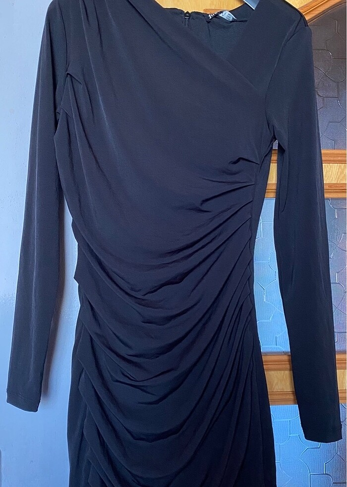 Büzgülü Yırtmaç Detaylı Siyah mini elbise - Görsel 4