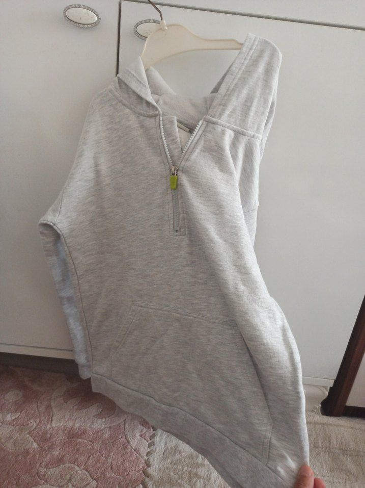 Gri kapşonlu swit - Görsel 2