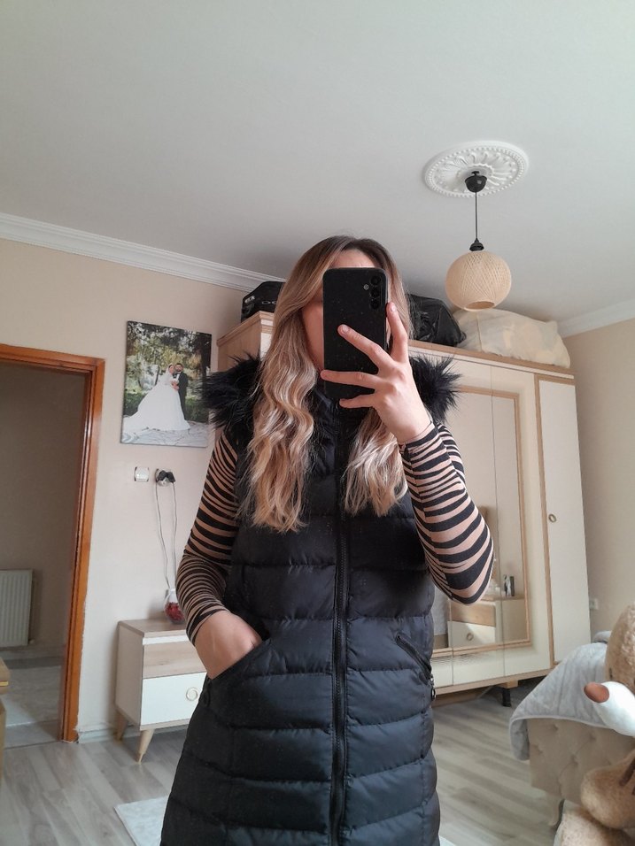 Siyah kürk Şapkalı Uzun Kadın Şişme Yelek - Görsel 3