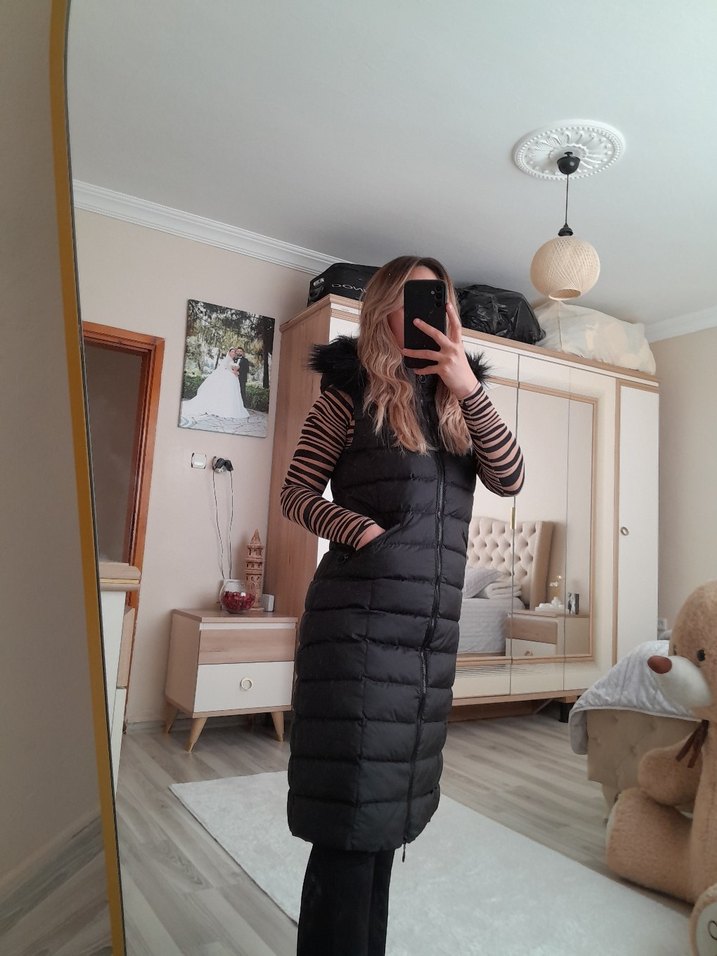 Siyah kürk Şapkalı Uzun Kadın Şişme Yelek - Görsel 2