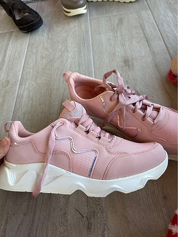 Pembe spor ayakkabısı