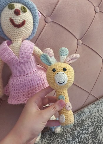 Pastel renkli örgü oyuncak bebek ve çıngırak