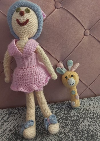 Pastel renkli örgü oyuncak bebek ve çıngırak