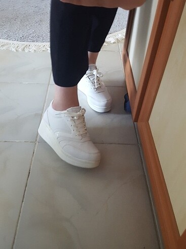 Beyaz kadın spor ayakkabı