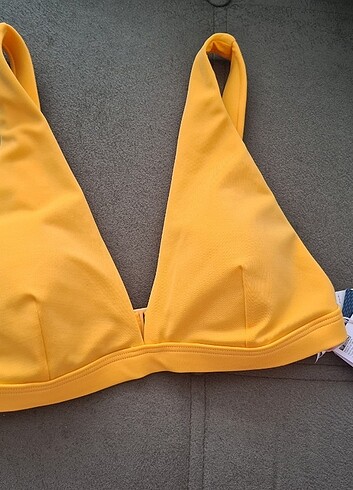 Sarı bikini üstü