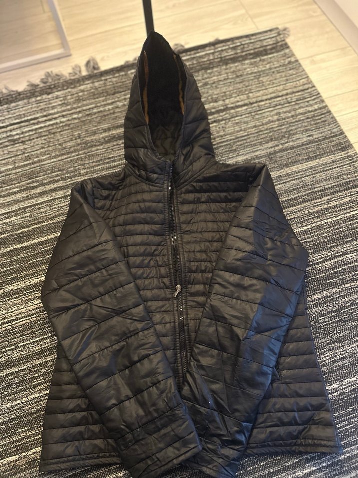 Siyah Kapüşonlu İnce Kadın Şişme Mont - Görsel 2